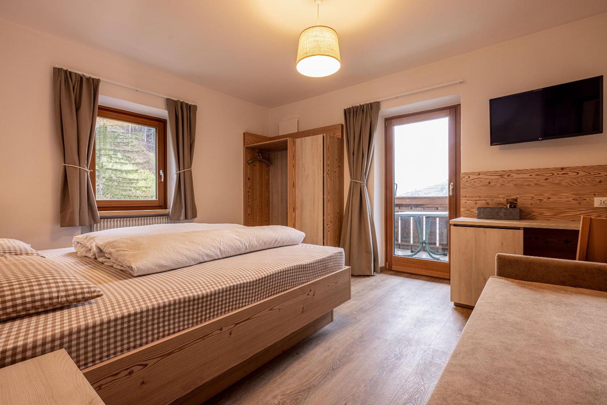 San Pietro Dolomiti Small Budget Hotel Ortisei Esterno foto